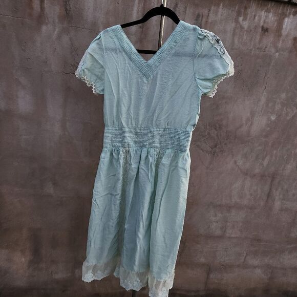 Paniz vintage inspired feminine dress sea foam and lace dress. - Picture 7 of 8